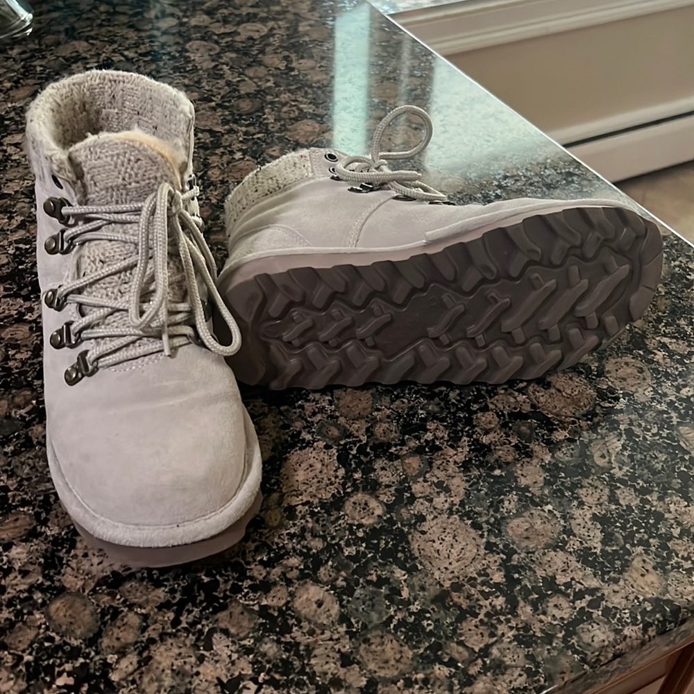 Women’s Light Gray Lace-Up Winter Boots